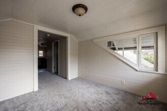 2413 NE Multnomah St in Portland, OR - Building Photo - Building Photo