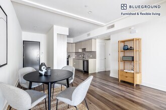 129 S Kings Rd in Los Angeles, CA - Building Photo - Building Photo