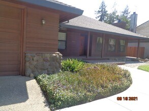 960 Monique Way in Dixon, CA - Building Photo - Building Photo