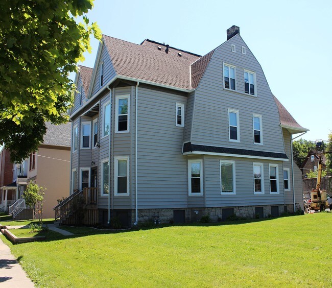 953-955 N 17th St in Milwaukee, WI - Foto de edificio - Building Photo