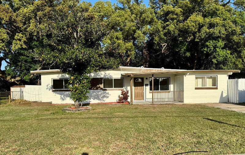 275 N Hilltop Dr in Titusville, FL - Building Photo