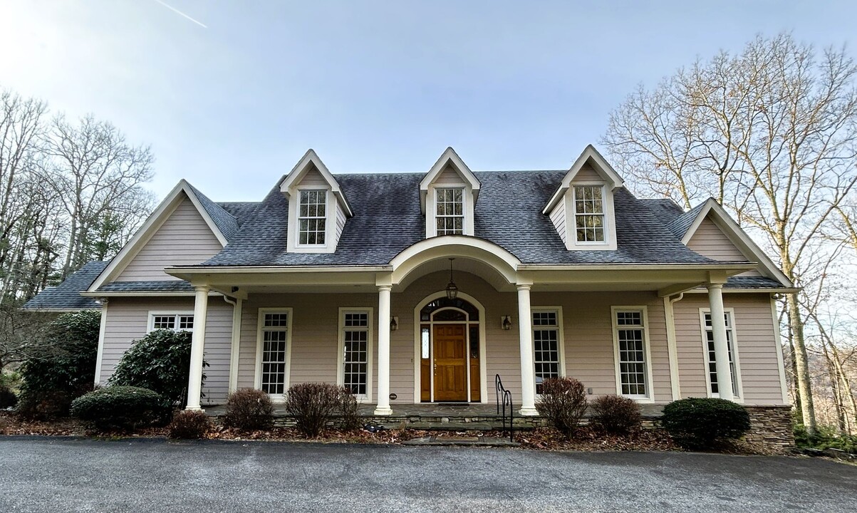 191 Deer Oaks Rd in Deep Gap, NC - Building Photo