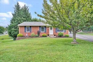 359 Hillview Dr in Roanoke, VA - Building Photo