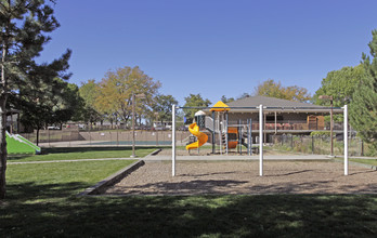 Garden Court Apartments in Denver, CO - Building Photo - Building Photo