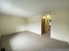 140 N Beacon St, Unit B3 in Boston, MA - Foto de edificio - Building Photo