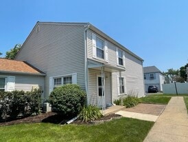 423 James Ct in Glendale Heights, IL - Building Photo