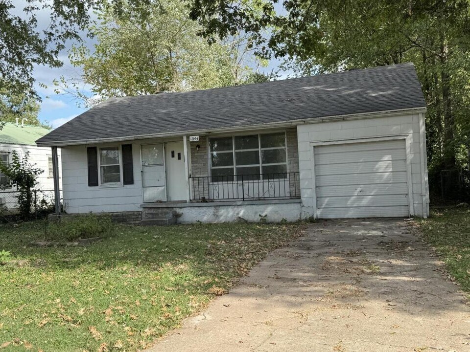 1044 S Main Ave in Springfield, MO - Building Photo