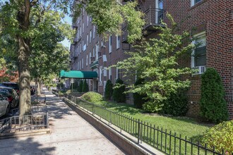 9031 Fort Hamilton Pky in Brooklyn, NY - Foto de edificio - Building Photo