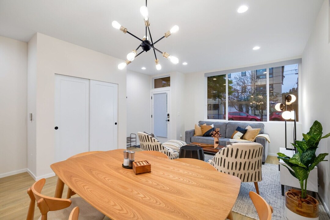 8042 14th Ave NW in Seattle, WA - Building Photo