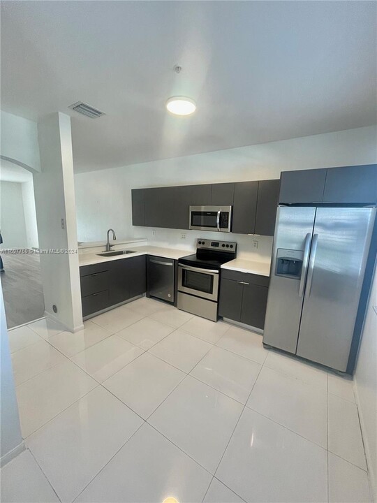 5600 NW 114th Pl, Unit 202 in Doral, FL - Building Photo