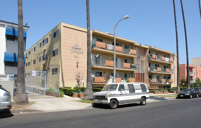 Silver Towers Apartments in Los Angeles, CA - Building Photo - Building Photo