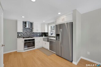 10 Elm Ave in Enfield, CT - Building Photo - Building Photo