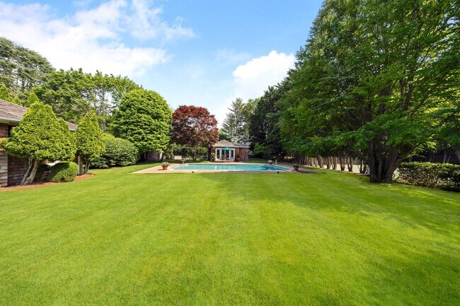 154 Captains Neck Ln in Southampton, NY - Building Photo - Building Photo