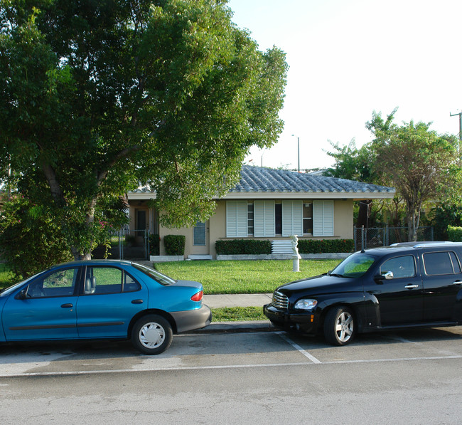 1963 NE 171st St in Miami, FL - Building Photo - Building Photo