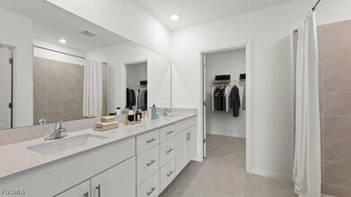 12222 Amber Waves Rd in Lehigh Acres, FL - Foto de edificio - Building Photo