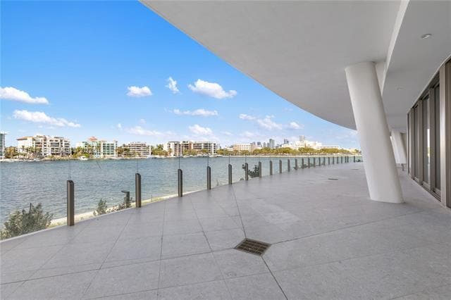 5 Grove Isle Dr, Unit S201 in Miami, FL - Foto de edificio - Building Photo