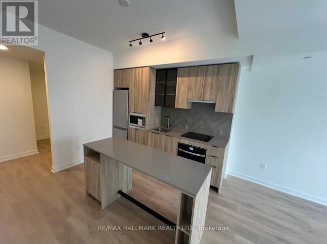 1037 The Queensway in Toronto, ON - Building Photo - Building Photo