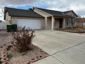 613 Mesa Vista Dr in Farmington, NM - Building Photo