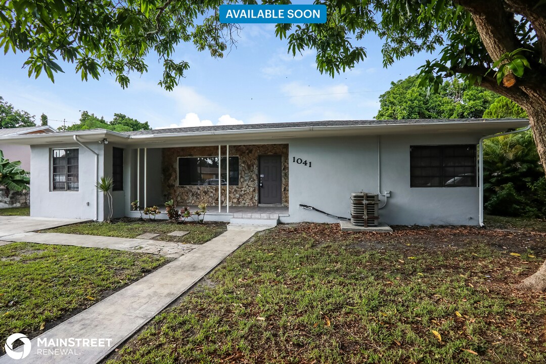 1041 NW 136th St in Miami, FL - Building Photo