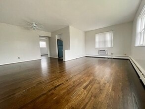 7803 Lake Ave, Unit 2 in Cincinnati, OH - Building Photo - Building Photo