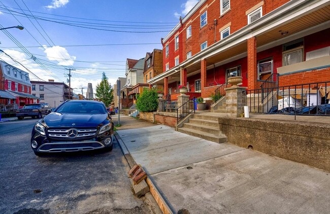 3422 Ward St, Unit Floor 3