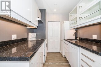 32-32 Hogarth Ave in Toronto, ON - Building Photo - Building Photo