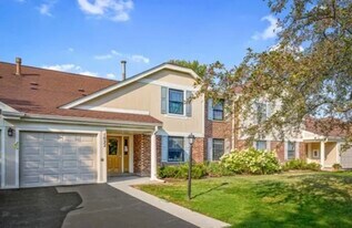 1022 Boxwood Ct in Wheeling, IL - Building Photo