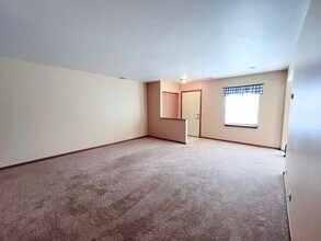 1005 Greenwood Cir in Woodstock, IL - Building Photo - Building Photo