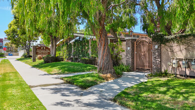 Palm Garden Apartments in Anaheim, CA - Building Photo - Primary Photo