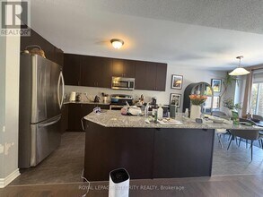 325 Meadowbreeze Dr in Ottawa, ON - Building Photo - Building Photo