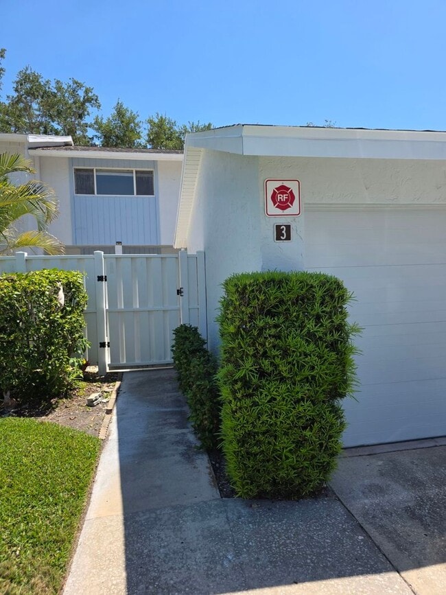 6497 Cape Hatteras Way NE in St. Petersburg, FL - Building Photo - Building Photo