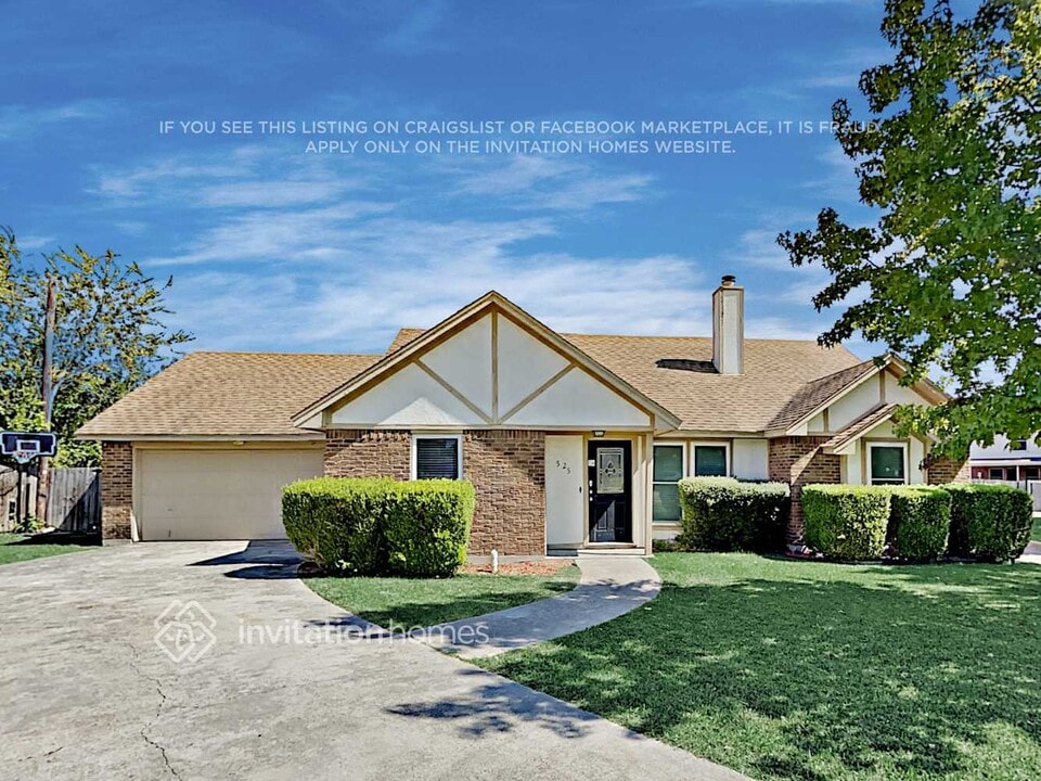 525 E Jay Ct in Desoto, TX - Foto de edificio