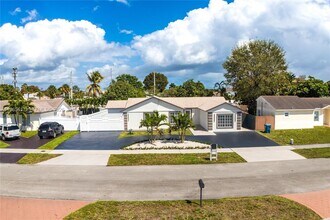 19541 NW 57th Ct in Hialeah, FL - Building Photo - Building Photo