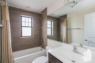 1819 W Leland Ave, Unit 1821-1 in Chicago, IL - Foto de edificio - Building Photo