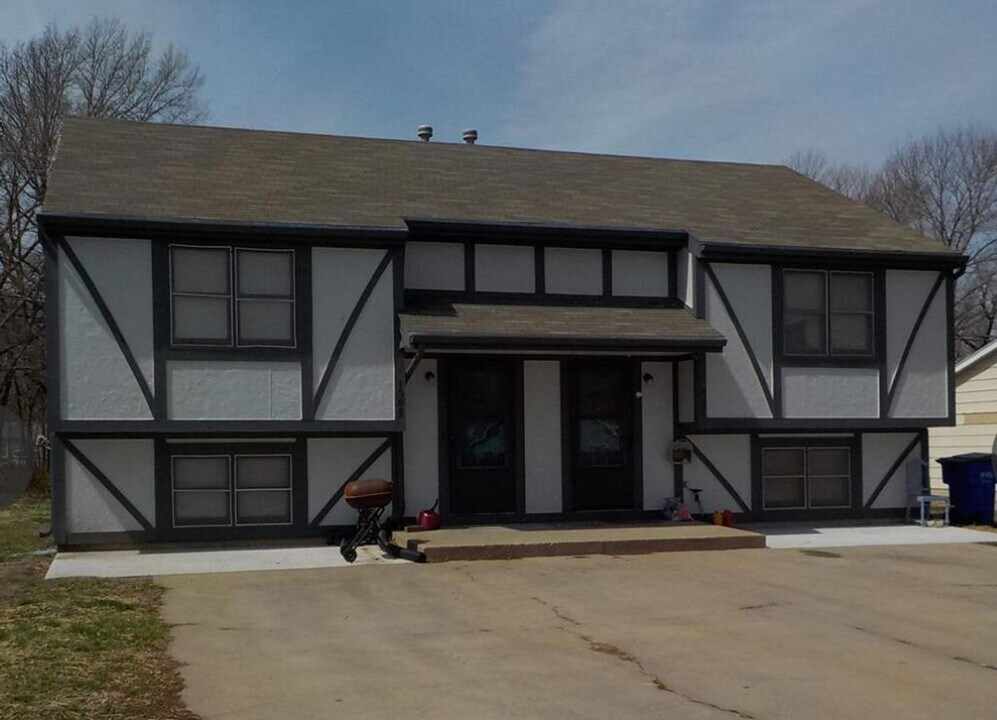 1383 Parkside Dr in Junction City, KS - Building Photo