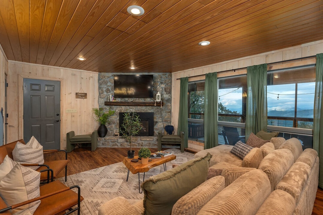 401 Lookout Dr in Mars Hill, NC - Foto de edificio
