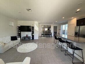 2062 Cottonwood St in Pittsburg, CA - Building Photo - Building Photo