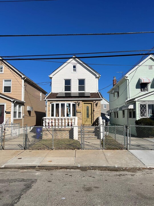 221-29 106th Ave in Queens, NY - Building Photo