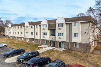 Douglas Park Apartments in Urbandale, IA - Foto de edificio - Building Photo