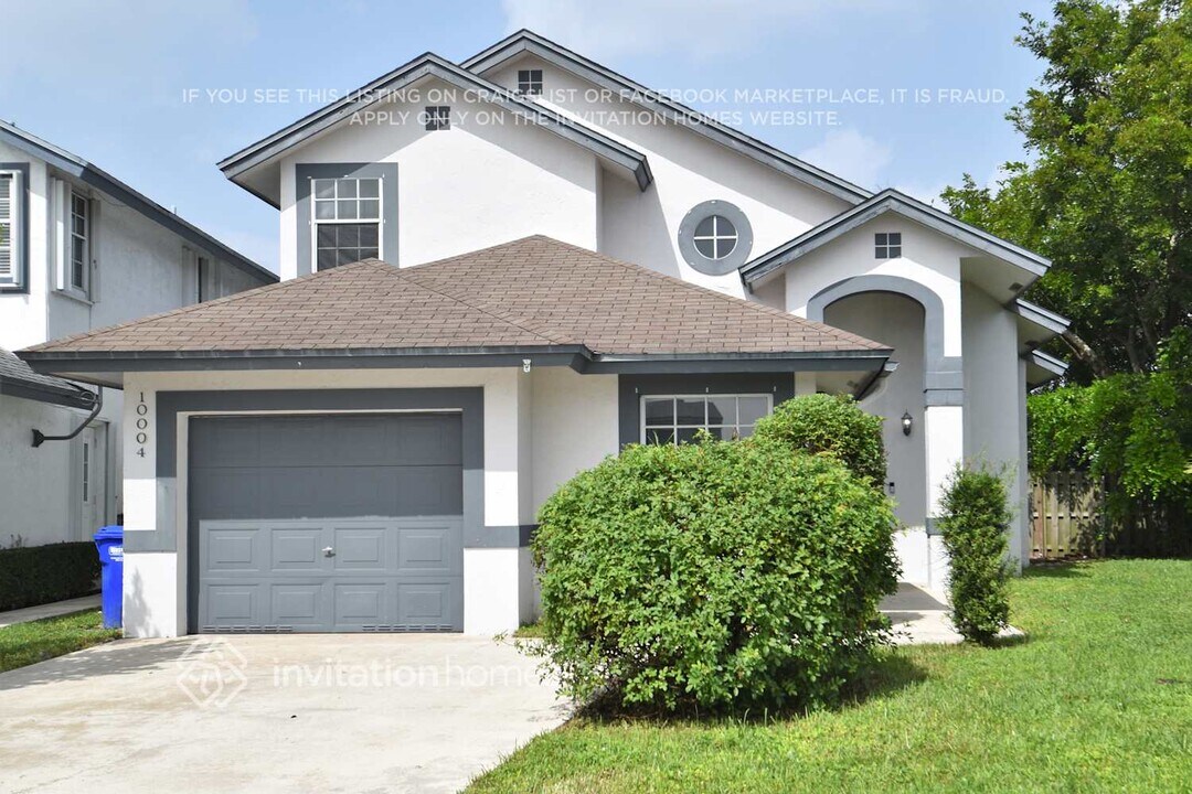 10004 SW 14th St in Pembroke Pines, FL - Foto de edificio