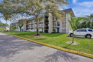 8000 S Colony Cir in Tamarac, FL - Building Photo