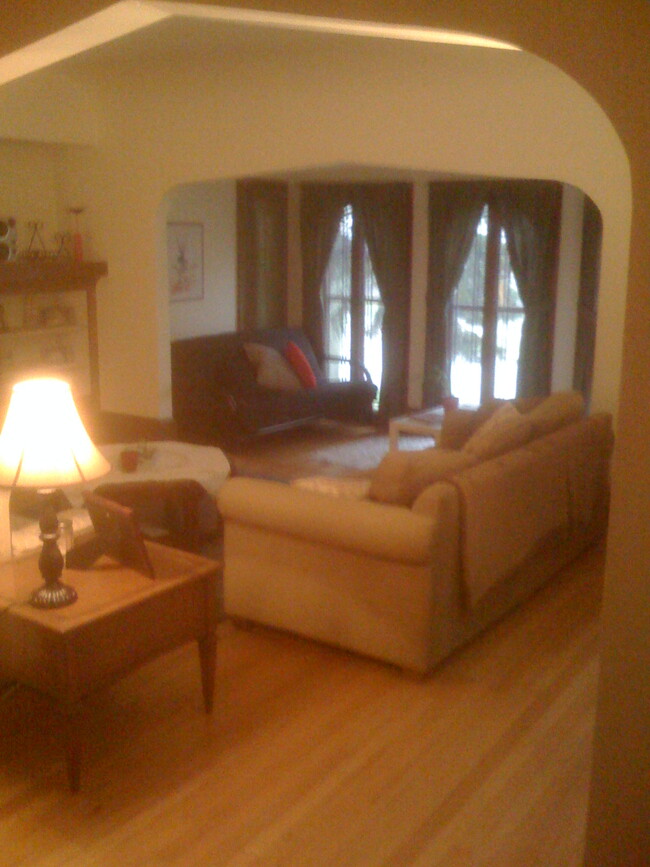 3605 N Maryland Ave, Unit 1 in Shorewood, WI - Foto de edificio - Building Photo