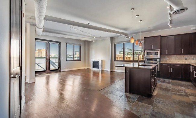 2101 Larimer St, Unit 402 in Denver, CO - Building Photo - Building Photo