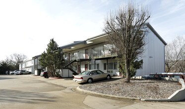 Molly Court in Fayetteville, AR - Foto de edificio - Building Photo