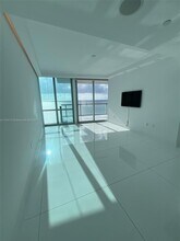 17121 Collins Ave in Miami, FL - Foto de edificio - Building Photo