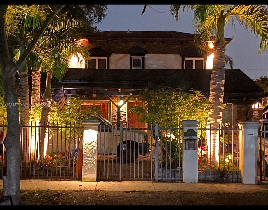 6837 SW 39th Terrace in Miami, FL - Building Photo