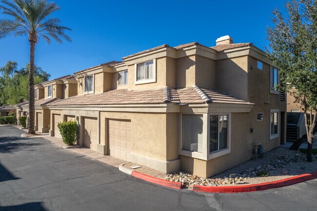 Pavillions on Camelback in Phoenix, AZ - Foto de edificio - Building Photo