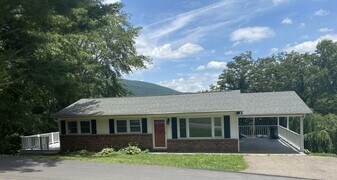 502 Greenbriar Dr in West Jefferson, NC - Building Photo