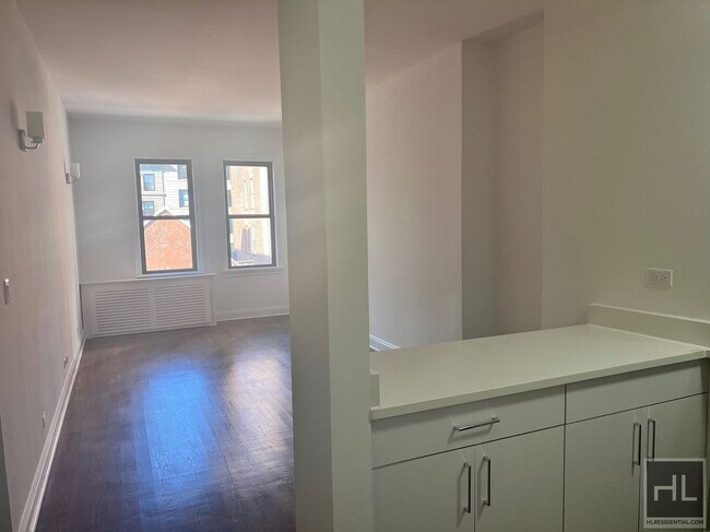 235 W 22nd St