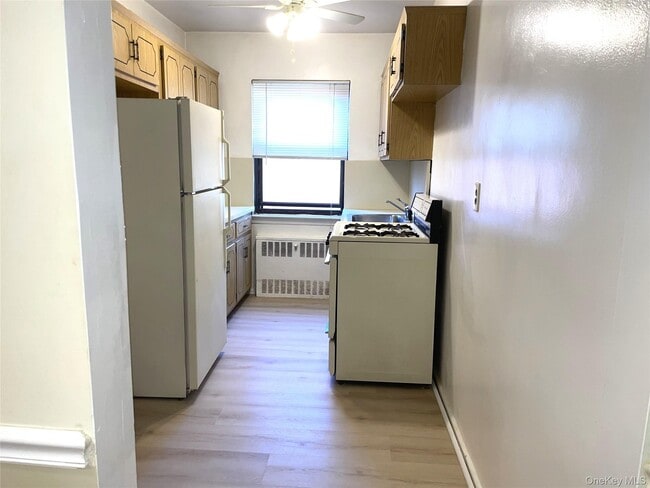 22 Lawrence Dr in White Plains, NY - Building Photo - Building Photo